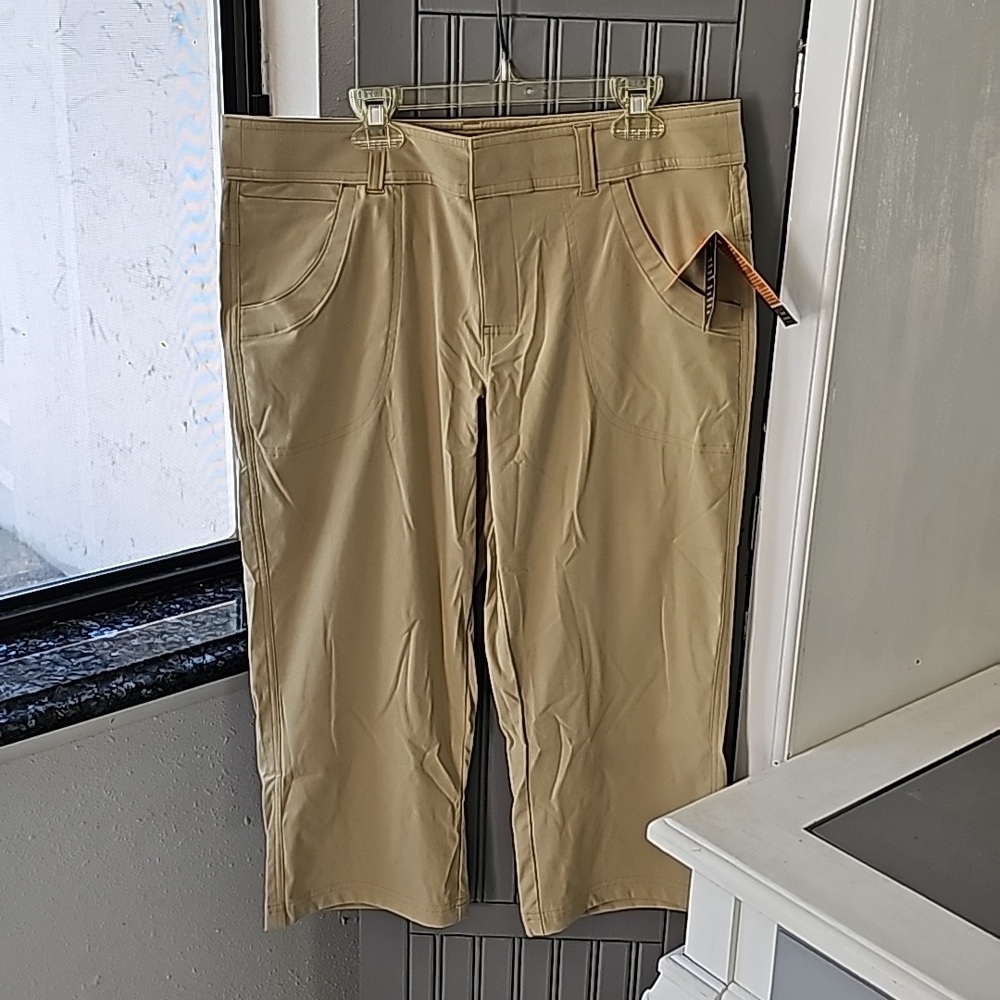 Lucy beige capris size medium NWT